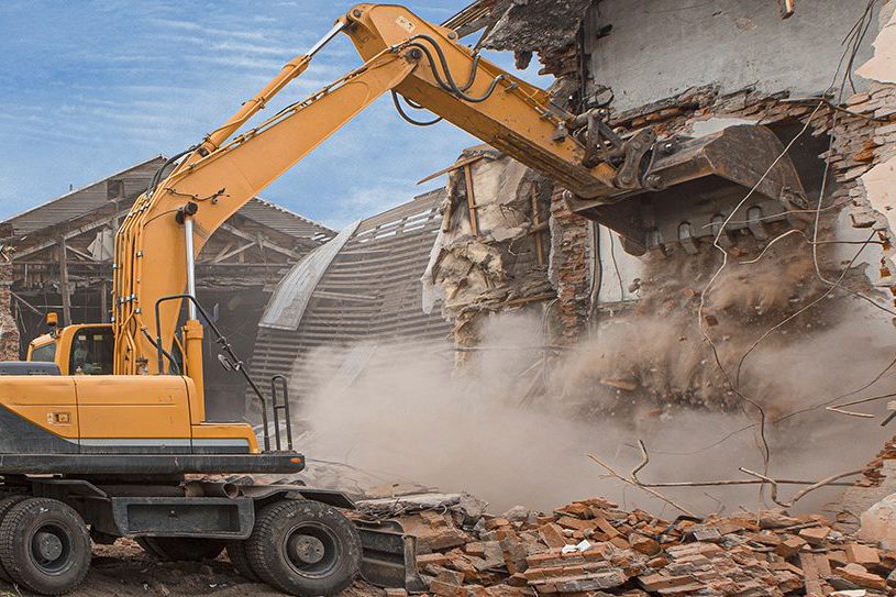 Bagger beim Rückbau eines Gebäudes – Abbrucharbeiten der AKI Bau GmbH