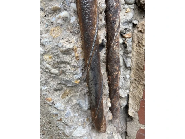 Freigelegte Bewehrung in einem Betonbauteil vor der Instandsetzung