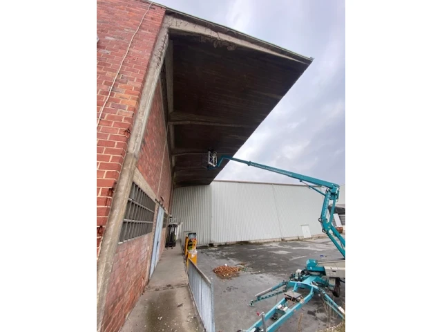 Arbeitsbühne an einer Fassade – Baustelle der AKI Bau GmbH in der Region Eschweiler